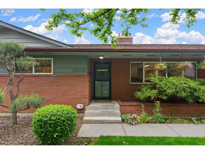 Property Photo:  12115 NE Fremont St  OR 97220 