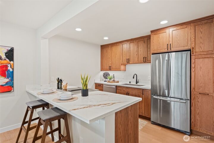 Property Photo:  1400  Bellevue Way SE 1  WA 98004 