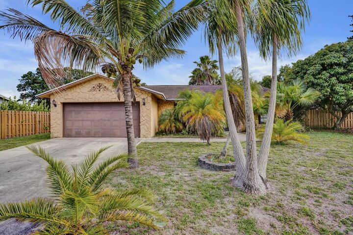Property Photo:  125 Seagull Court  FL 33411 