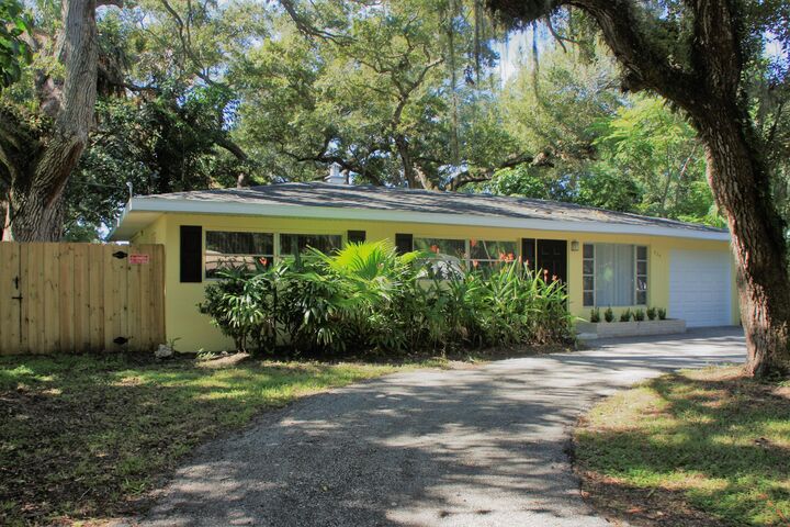 Property Photo:  635 18th Place  FL 32960 
