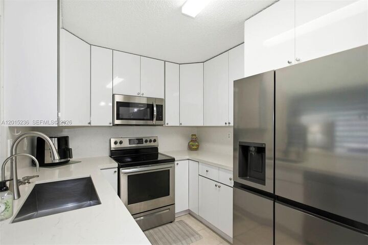 Property Photo:  400 Palm Cir W 102  FL 33025 