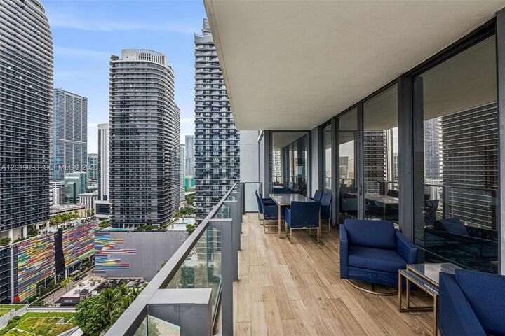 Property Photo: 88 SW 7th St 2111 FL 33130
