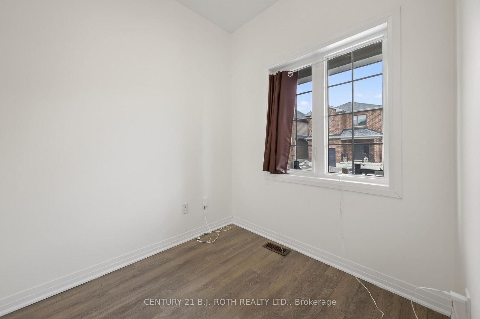 Property Photo:  17 Bedford Estates Crescent  ON L4N 9K5 
