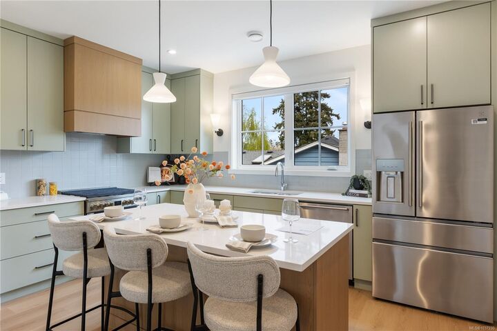 Property Photo:  990 McBriar Ave 1  BC V8X 3M3 