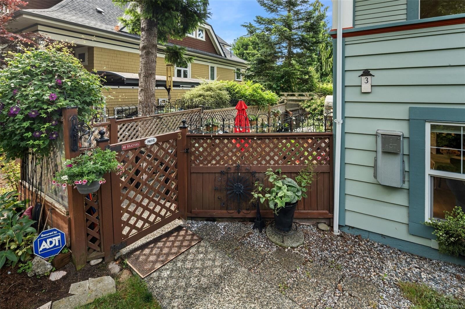 Property Photo:  1425 Richardson St 3  BC V9S 1R1 