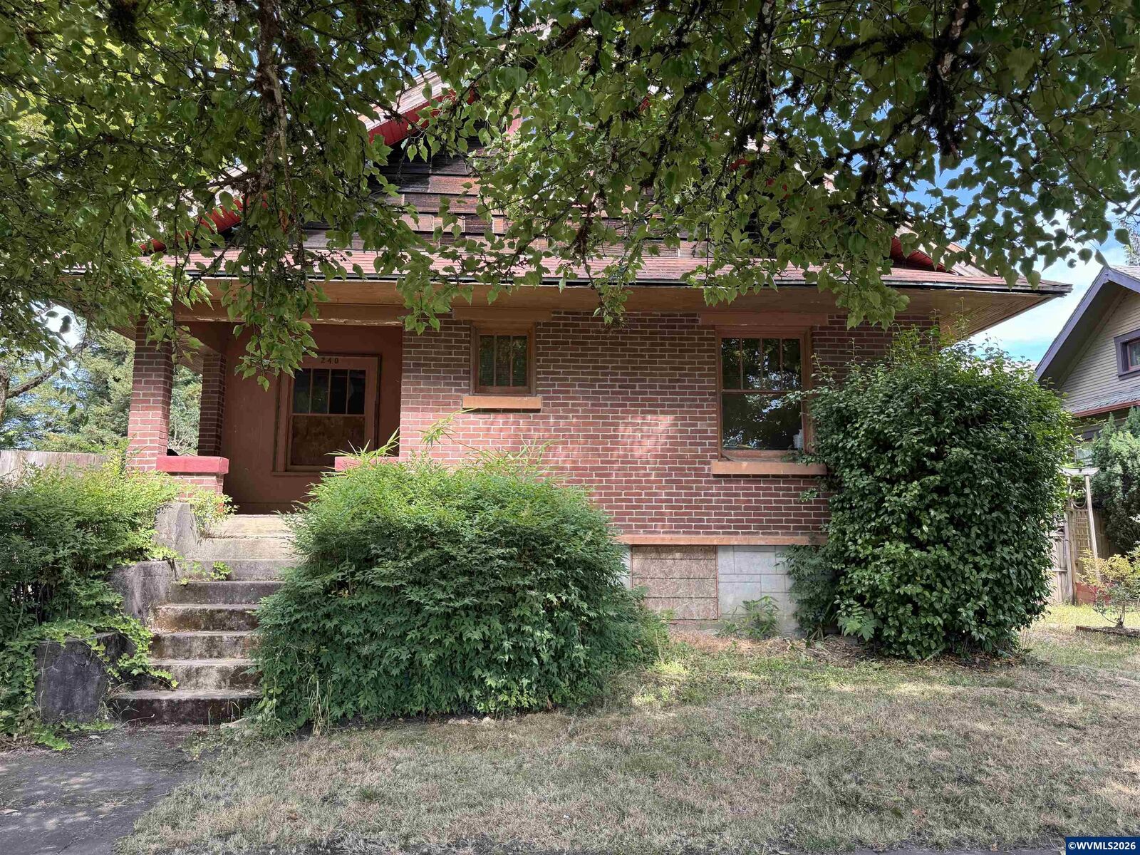 Property Photo:  240 SE Davis St  OR 97128 
