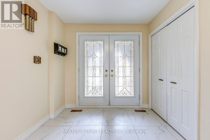 Property Photo:  2591 Robin Drive  ON L5K 2G2 