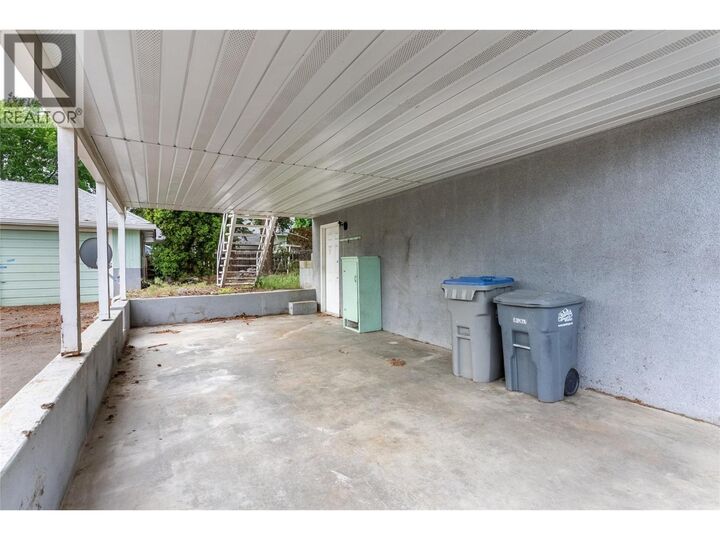 Property Photo: 864 Shelan Place BC V2B 5T4