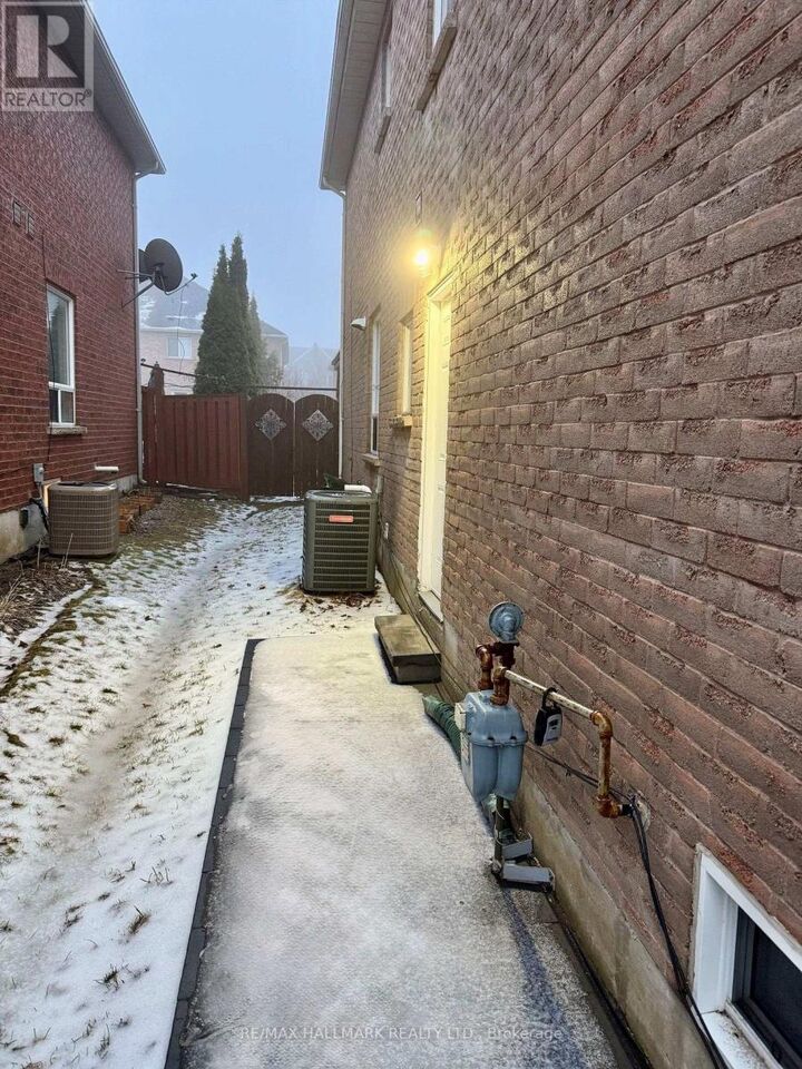 Property Photo:  239 Banbrooke Crescent Basement  ON L3X 2W5 