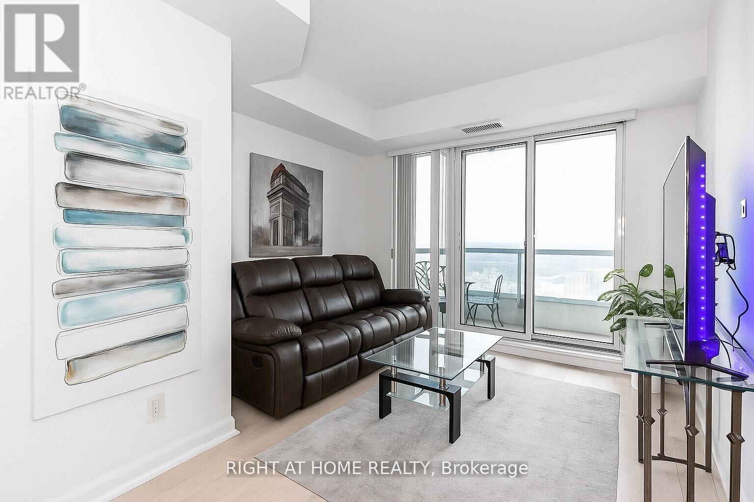 Property Photo:  9201 Yonge Street East 2213  ON L4C 1H9 
