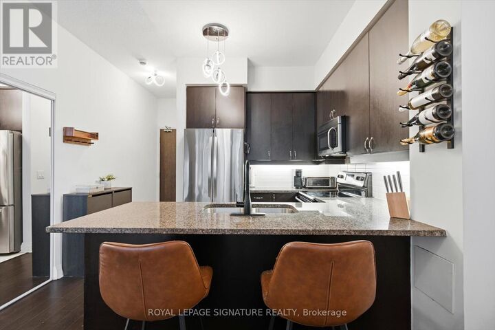 Property Photo:  1185 The Queensway 527  ON M8Z 0C6 