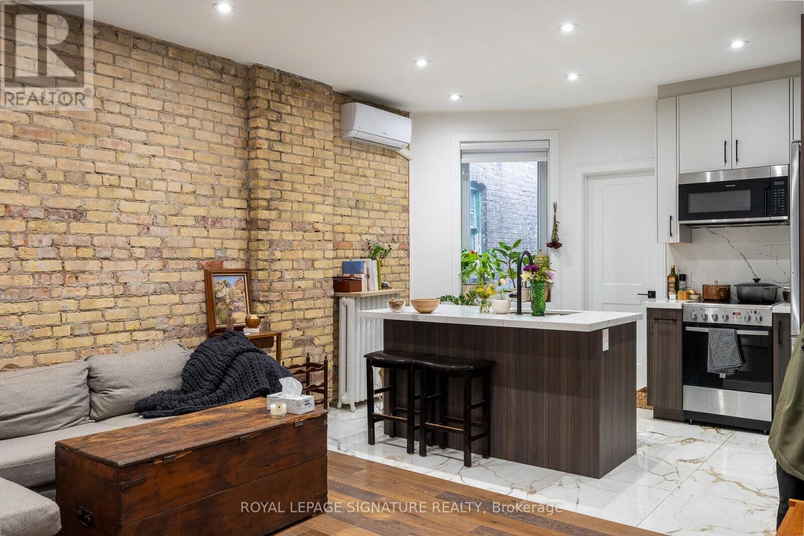 Property Photo:  2090 Dundas Street West 1A  ON M6R 1W9 