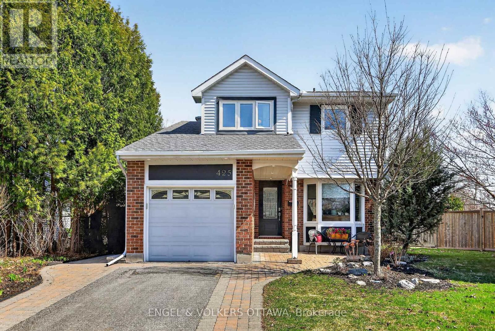 Property Photo:  425 Tanager Bay  ON K1E 2Z7 