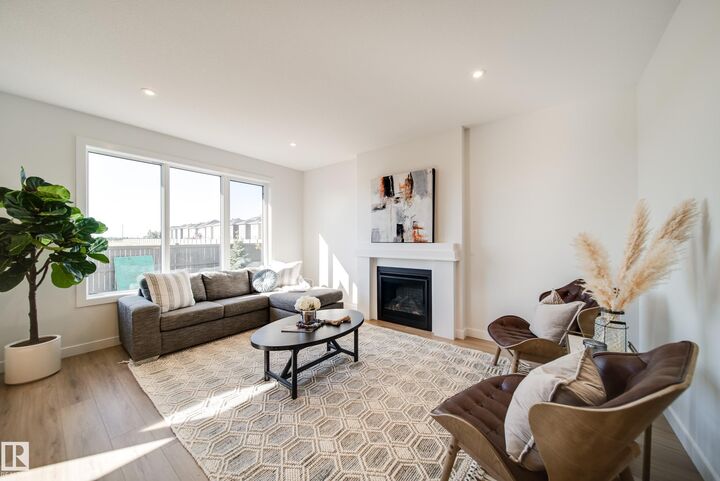 77 Chartres Close — photo 1