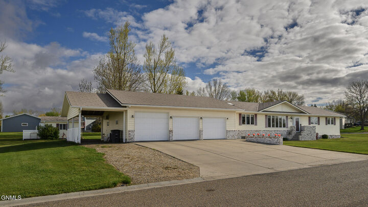 Property Photo:  1140 Chestnut Drive  ND 58577 