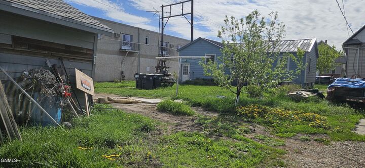 Property Photo: 106 7th Avenue NW ND 58554