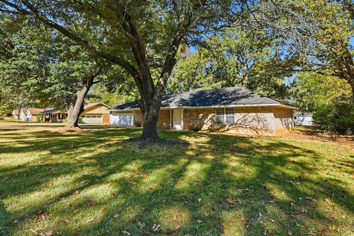 Property Photo: 220 Eitelman Ln TX 75605