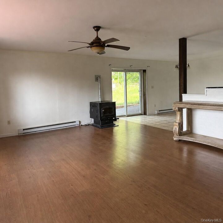 Property Photo:  