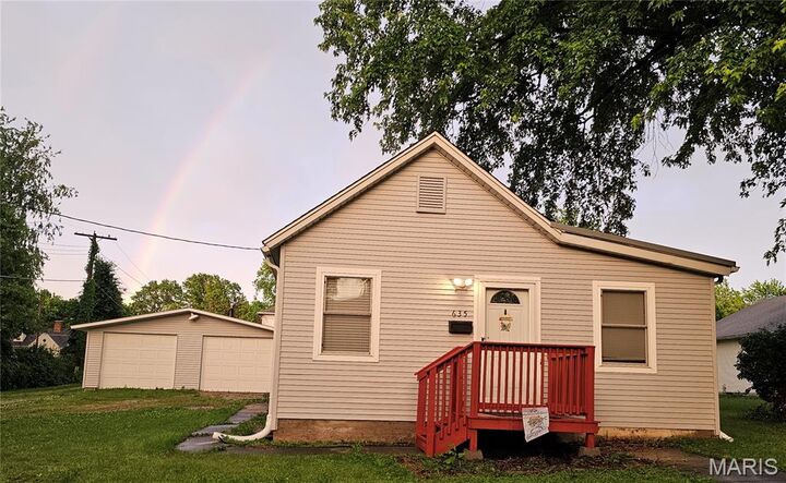 Property Photo:  635 S Oak Street  IL 62049 