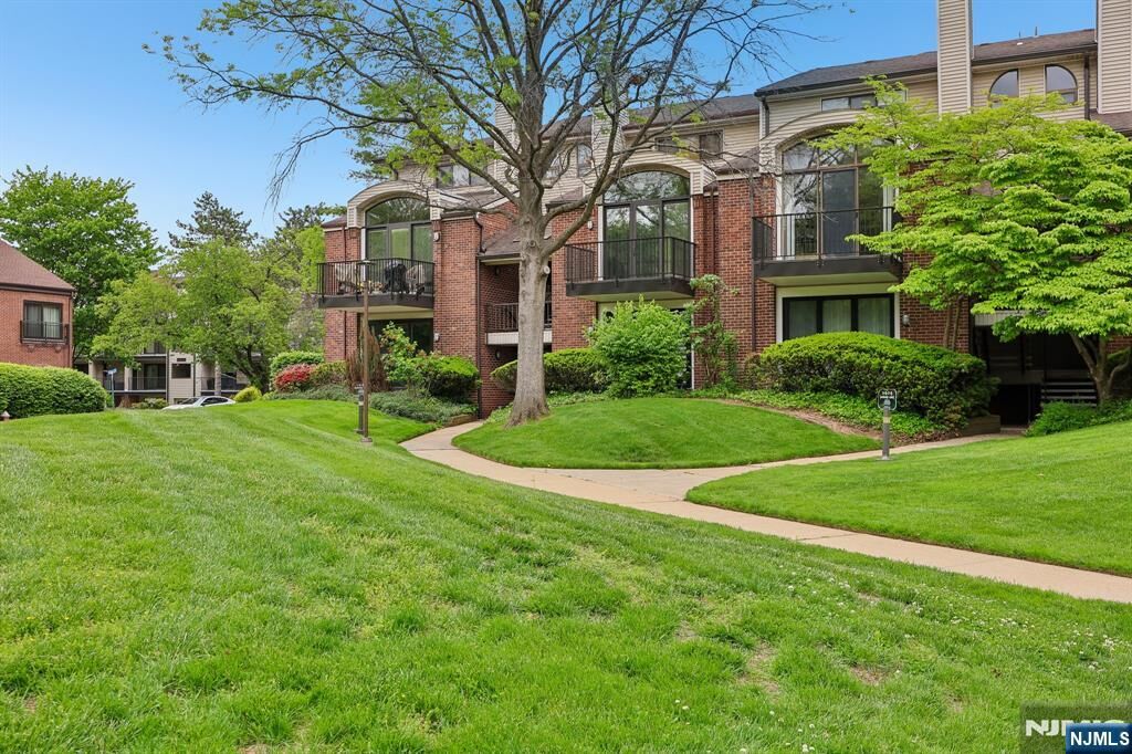 Property Photo:  1 Peabody Court 1001  NJ 07666 