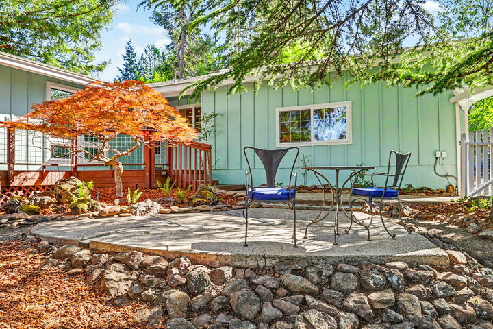Property Photo: 880 S Oregon Street OR 97530