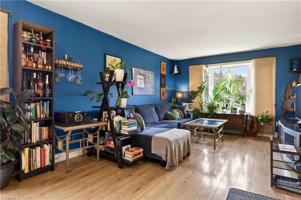 Property Photo:  31 Kinross Street 1  ON N3W 1J7 