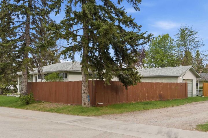 Property Photo:  6004 Lloyd Crescent SW  AB T3E 5V7 