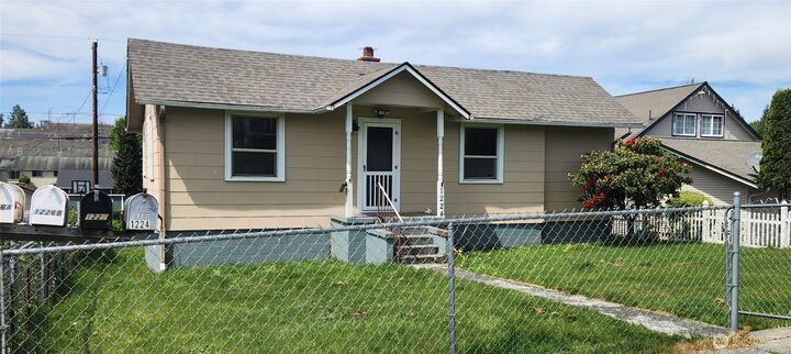 Property Photo:  1224  Maple Street  WA 98201 
