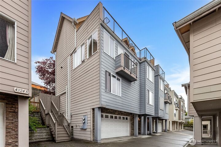 Property Photo:  4318  Greenwood Avenue N B  WA 98103 