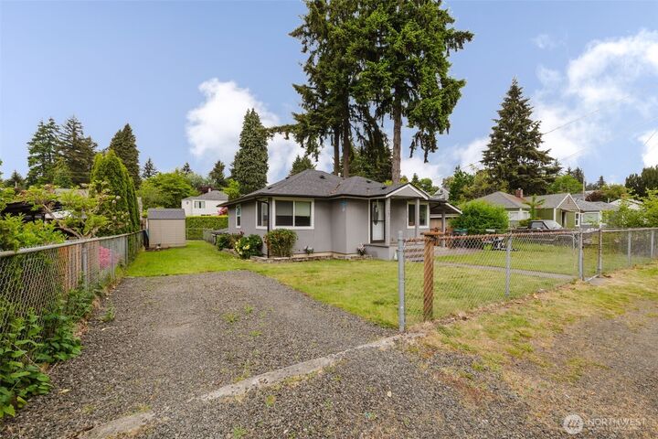 Property Photo:  1125 S National Avenue  WA 98312 