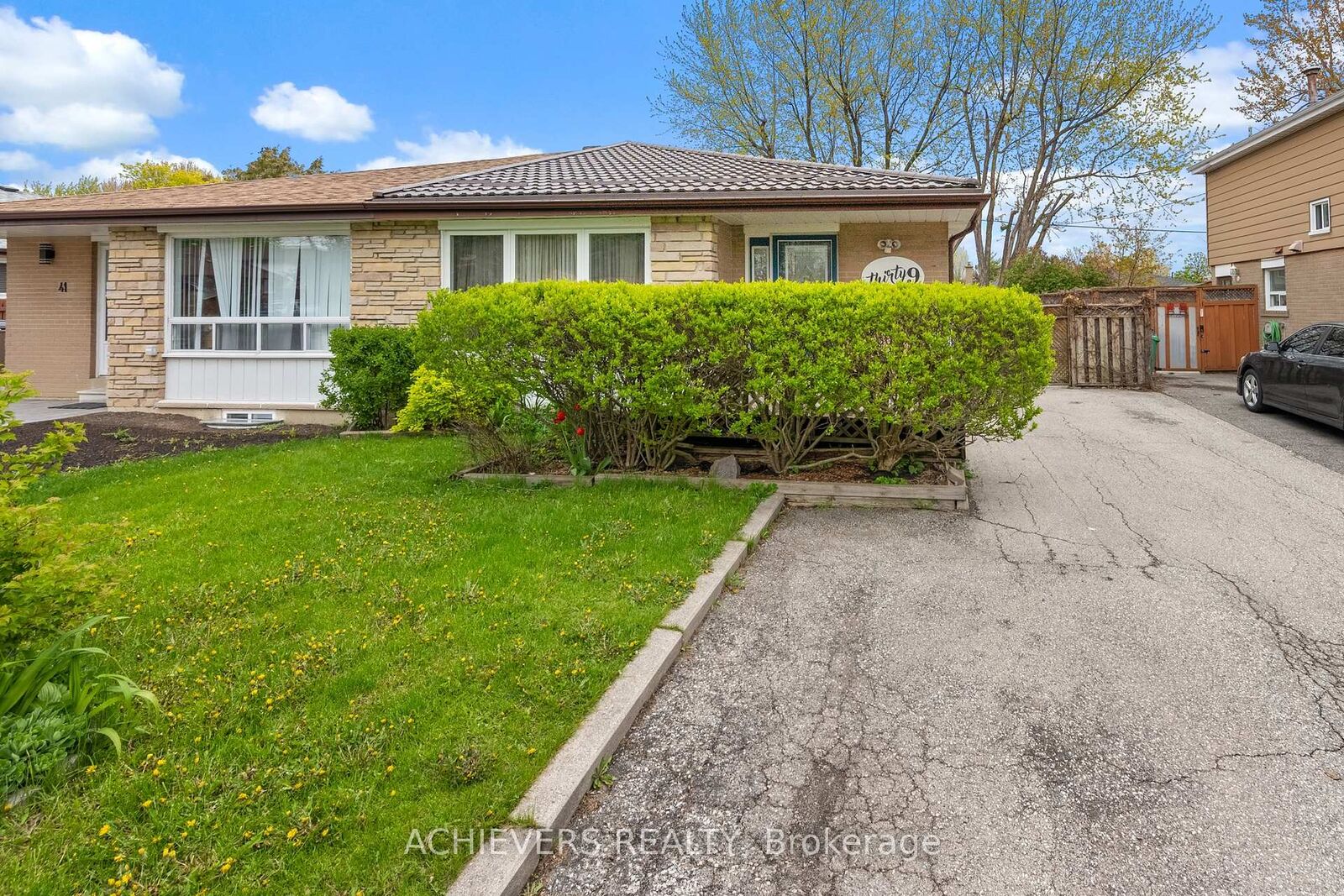 Property Photo: 39 Danesbury Crescent ON L6T 1T2