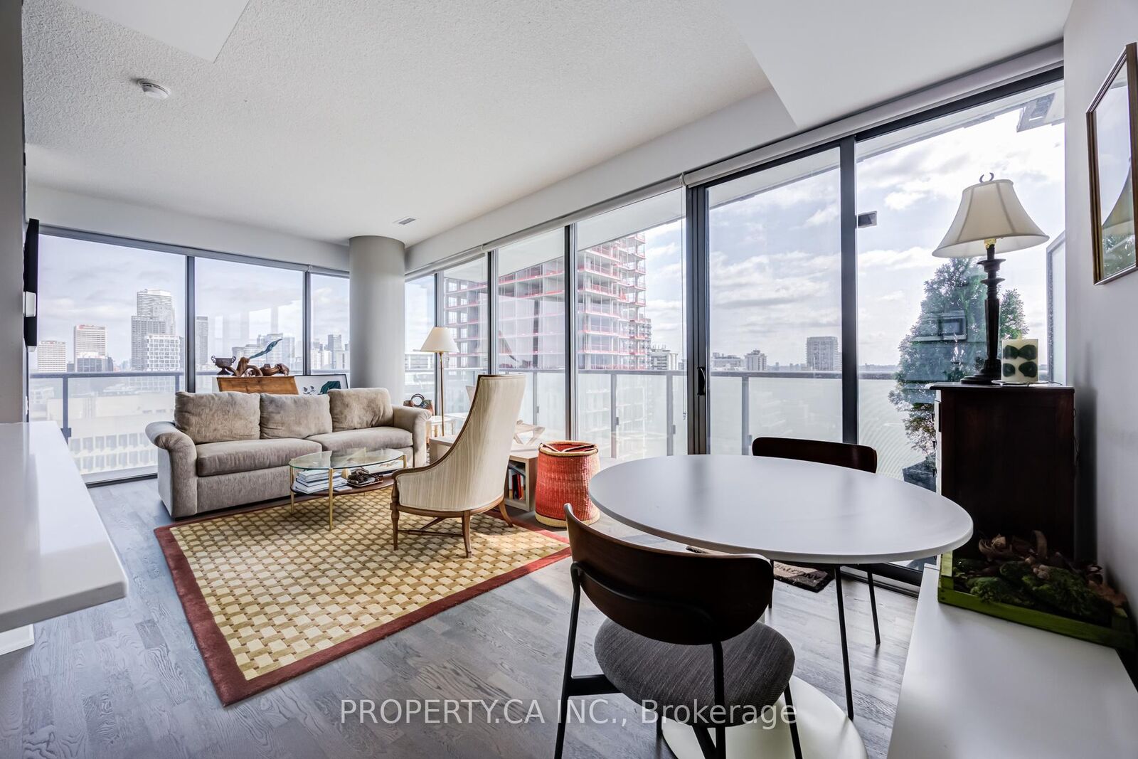 Property Photo:  1815 Yonge Street 1906  ON M4T 2A4 