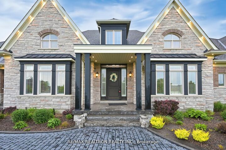 Property Photo: 15 Pine Vista Avenue ON L4A 1R9