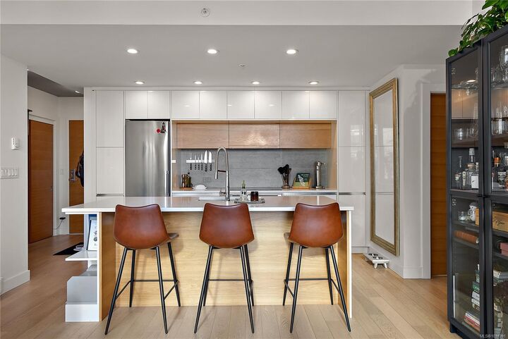 Property Photo:  989 Johnson St 604  BC V8V 0E3 