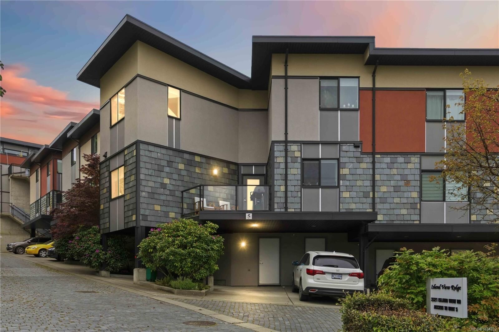 Property Photo:  2321 Island View Rd 5  BC V8Z 5Z2 