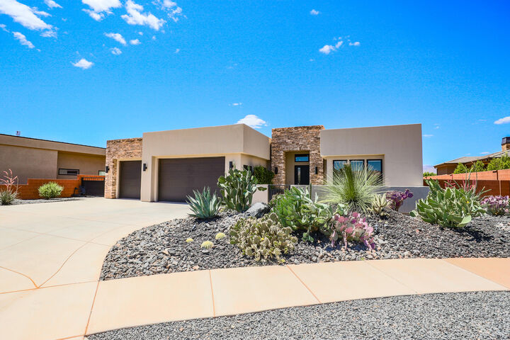 Property Photo: 161 N Arrowhead Ln UT 84738