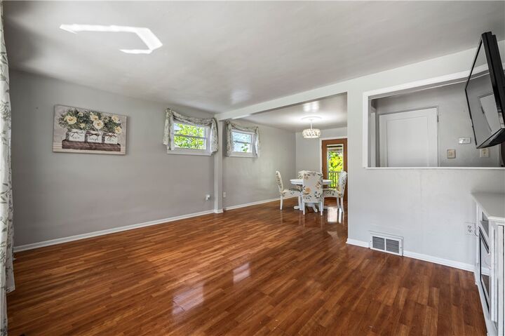 Property Photo: 607 Greenleaf Dr PA 15146