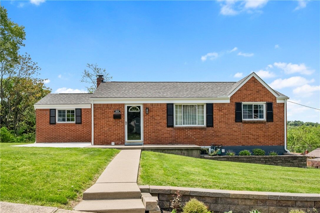 Property Photo:  904 Sunnyside Drive  PA 15122 