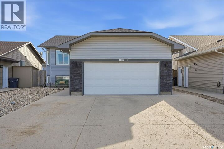 Property Photo: 2146 Rosewood Drive SK S7V 0G2