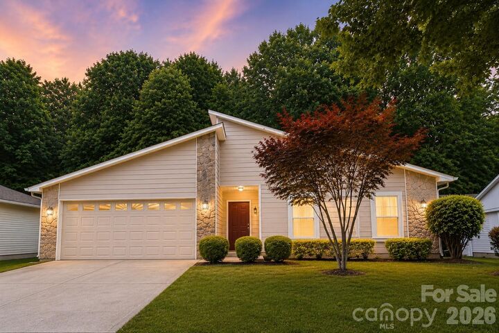 Property Photo: 7636 Eastbourne Road NC 28227