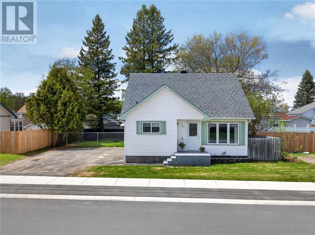 Property Photo: 527 Mead Boulevard ON