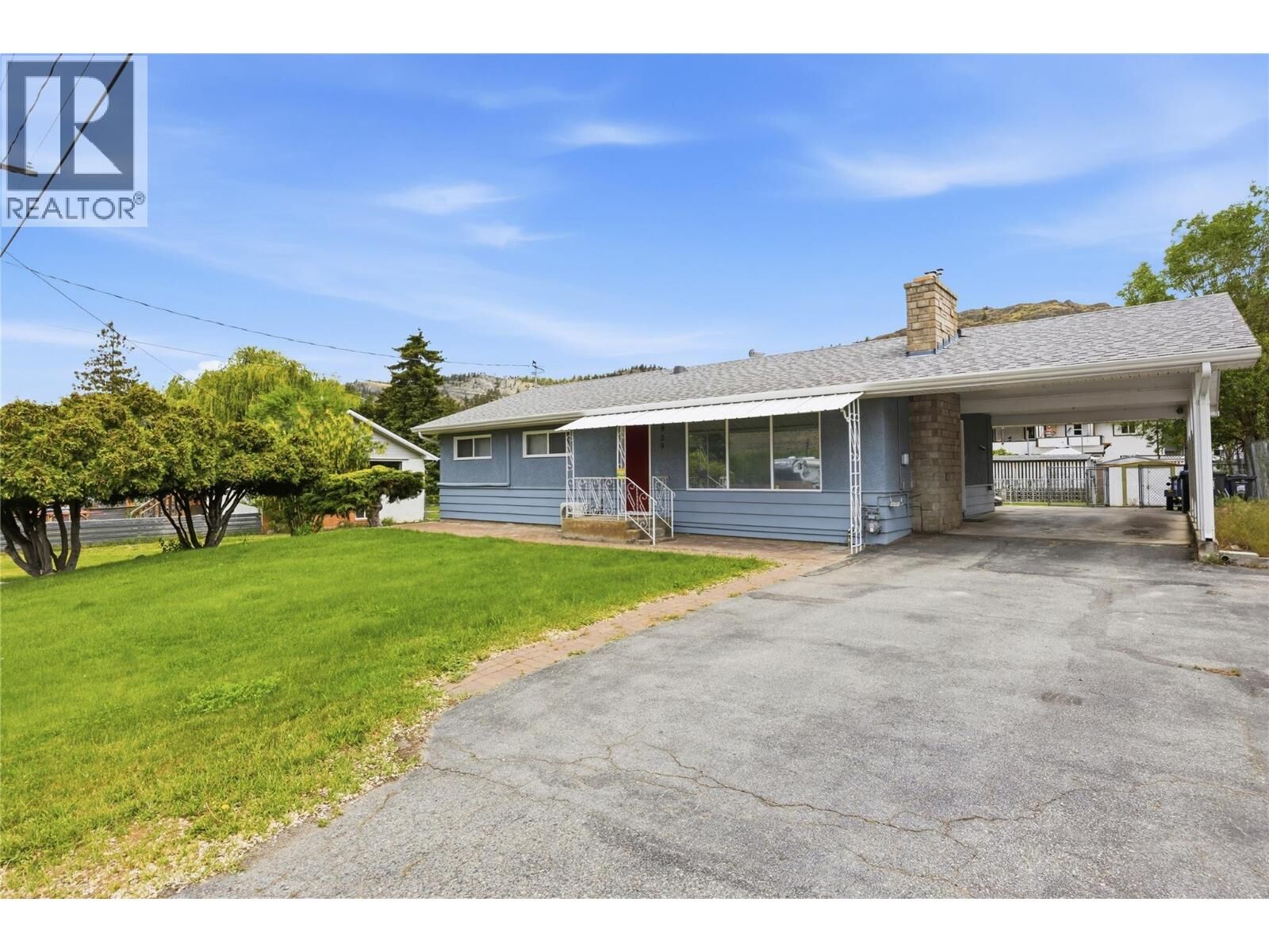 Property Photo: 809 Main Street BC V0H 1R4