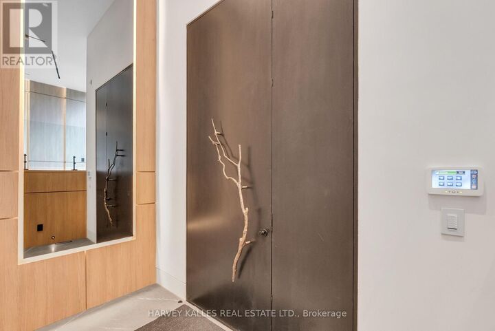 Property Photo:  19 Ridley Boulevard  ON M5M 3L1 