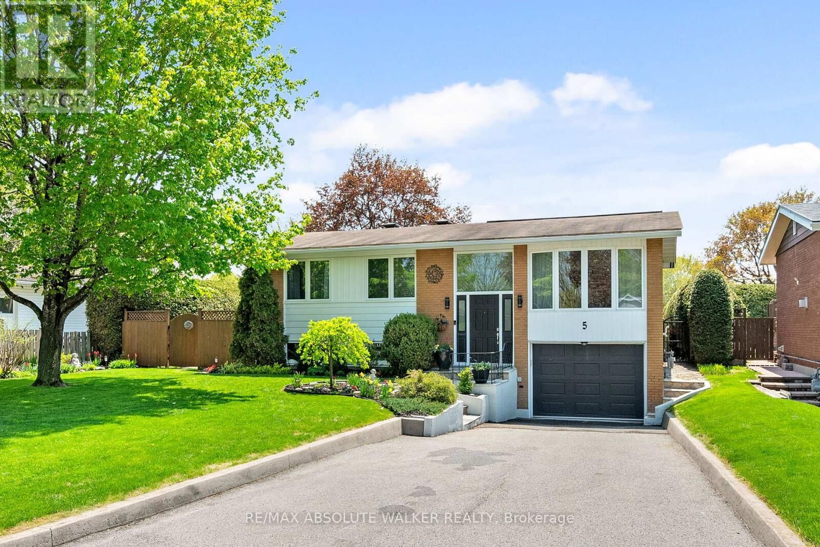 Property Photo: 5 West Herrington Court ON K2H 6B9