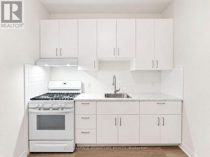 Property Photo:  396 Crawford Street Upper  ON M6J 2V9 