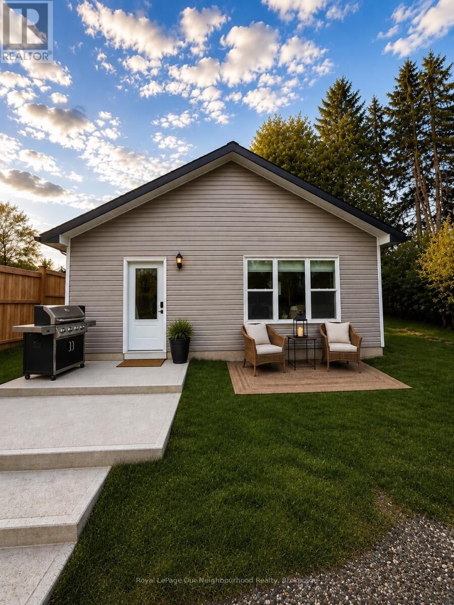 Property Photo: 1287 Cartier Boulevard North 3 ON K9H 6S4
