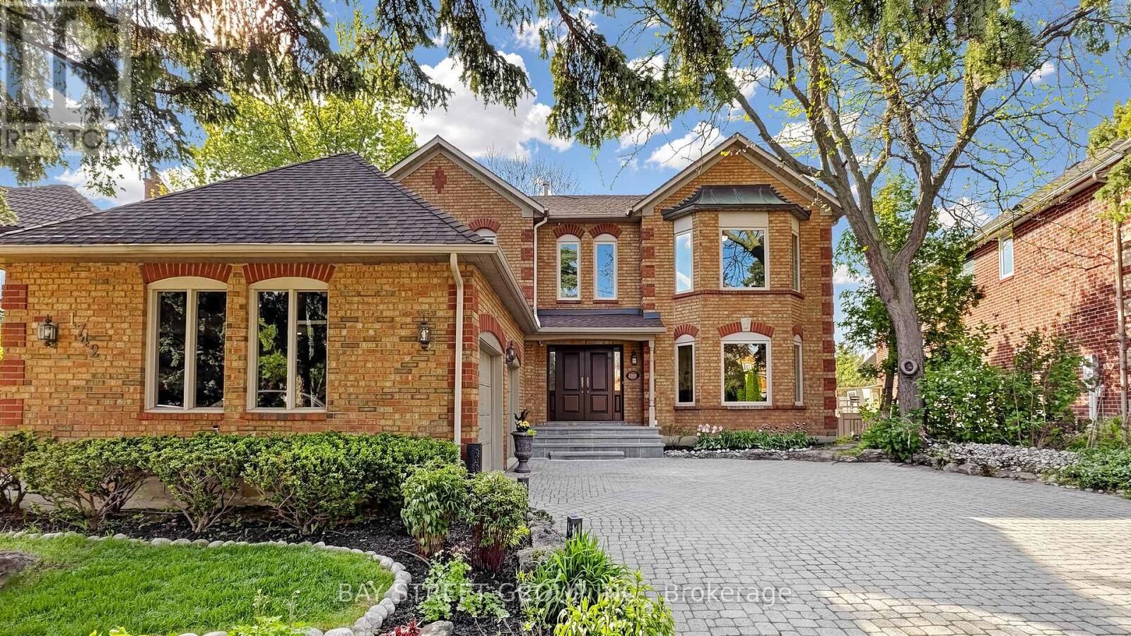 Property Photo:  1742 Sir Monty'S Drive  ON L5N 4R6 