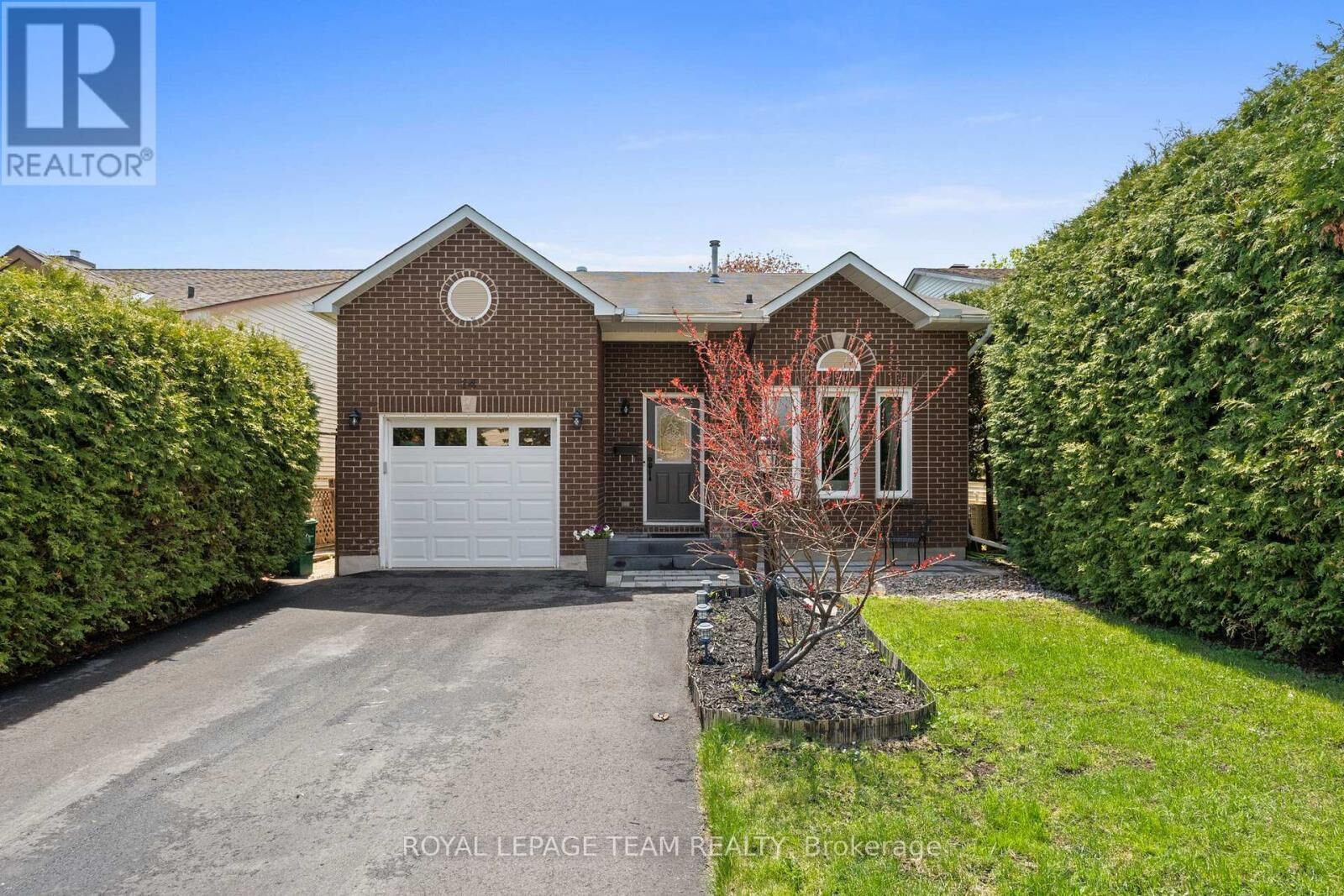 Property Photo: 14 Greer Street ON K2S 1H8