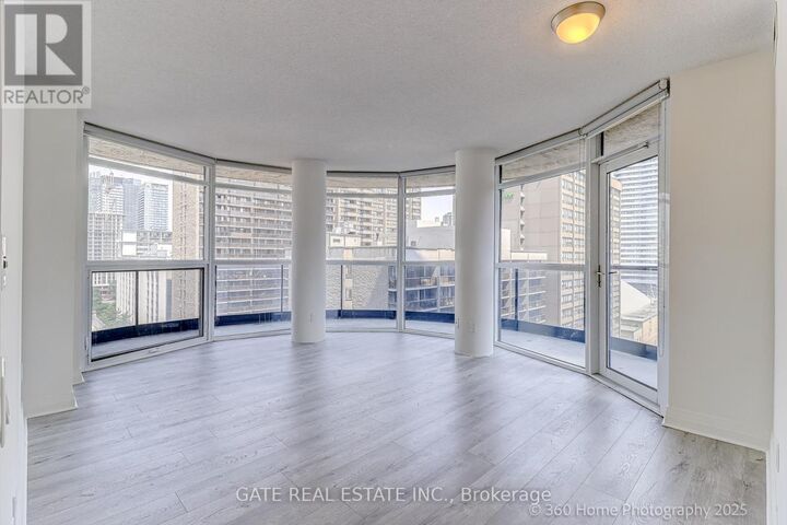 Property Photo:  21 Carlton Street 1705  ON M5B 1L3 