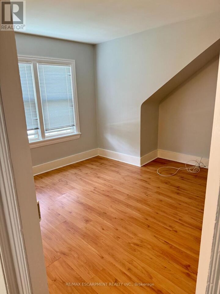Property Photo: 29 Mountain Avenue South 2 ON L8G 2V7